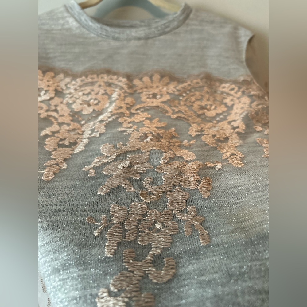 ✌️4/$20✌️ Sheer overlay top - Picture 4 of 15
